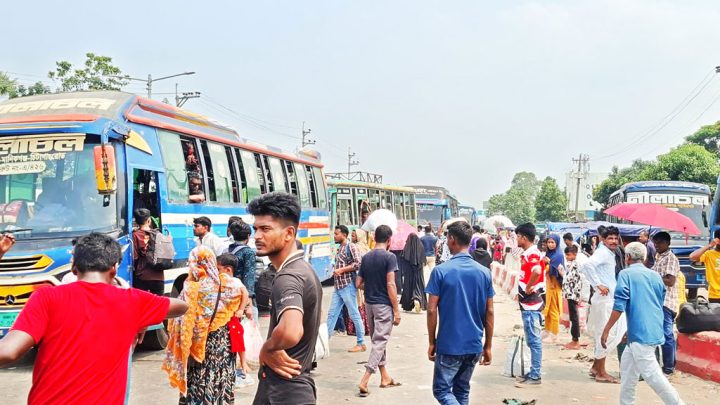 পাটুরিয়া-আরিচা: যাত্রীর চাপ, বেশি ভাড়ায় ক্ষোভ