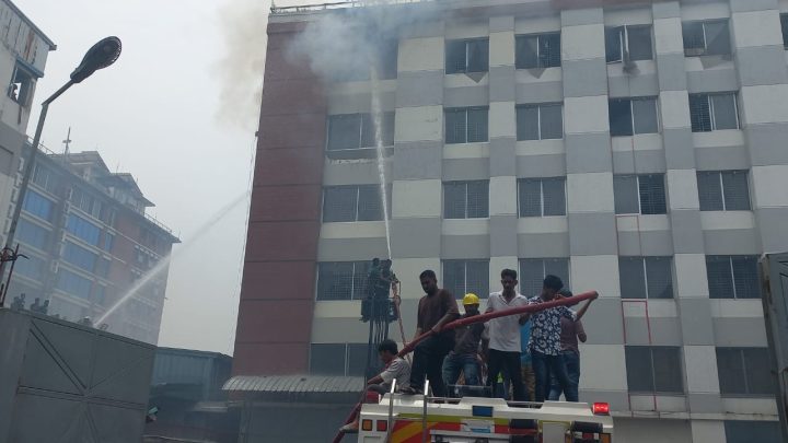 গাজীপুরে পোশাক কারখানায় আগুন, নিয়ন্ত্রণে ফায়ার সার্ভিসের ৫ ইউনিট