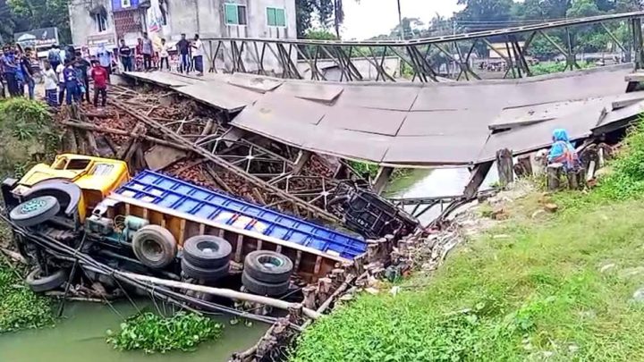 গোপালগঞ্জে বেইলি ব্রিজ ভেঙে বালুভর্তি ট্রাক খালে, আহত ৩