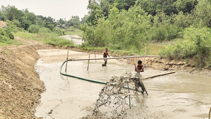 হালদা থেকে অবৈধভাবে বালু তুলে তীর রক্ষা বাঁধ