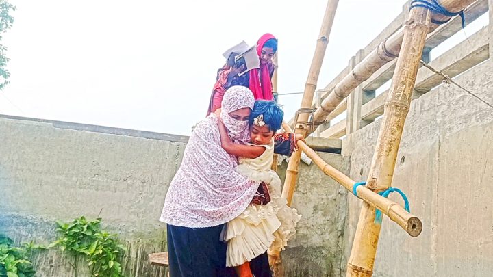বস্তার তালি ও মই: জান হাতে নিয়ে সেতু পার