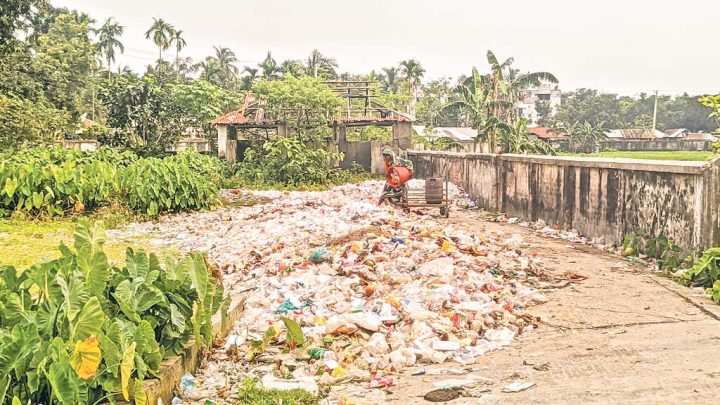 কুড়িগ্রাম জেনারেল হাসপাতাল: চিকিৎসাবর্জ্যে ছড়াচ্ছে দূষণ