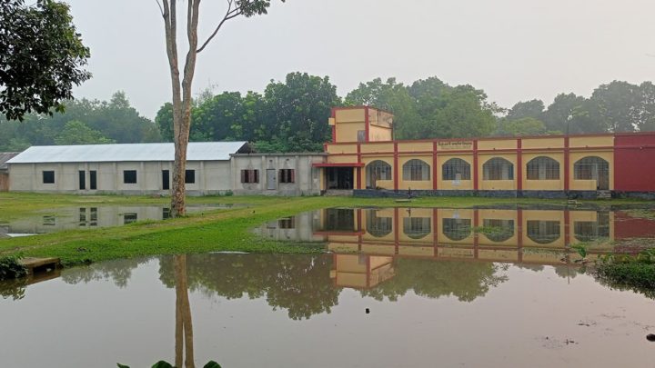 সামান্য বৃষ্টিতেই ডুবে যায় বিদ্যালয় মাঠ, দুর্ভোগে শিক্ষার্থী ও শিক্ষকেরা