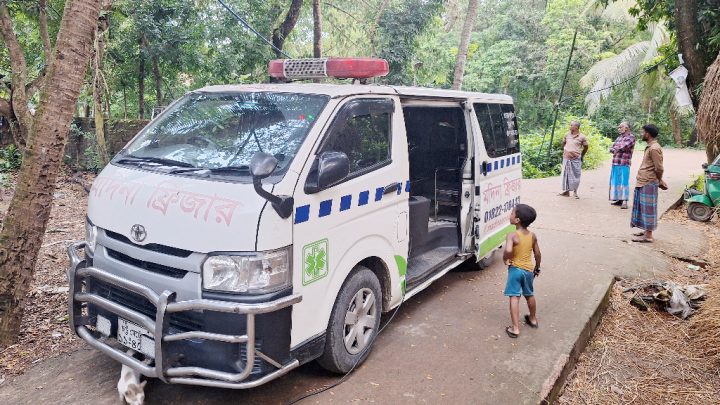 স্বাভাবিক মৃত্যু বলে প্রচার, কাফনে রক্তের দাগ দেখে দাফনে বাধা স্থানীয়দের