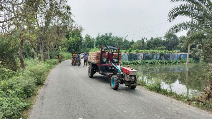 নানাবাড়ি এসে ট্রলিচাপায় হাত-পা বিচ্ছিন্ন শিশুর, চালকের মাথা ফাটাল বিক্ষুব্ধ জনতা