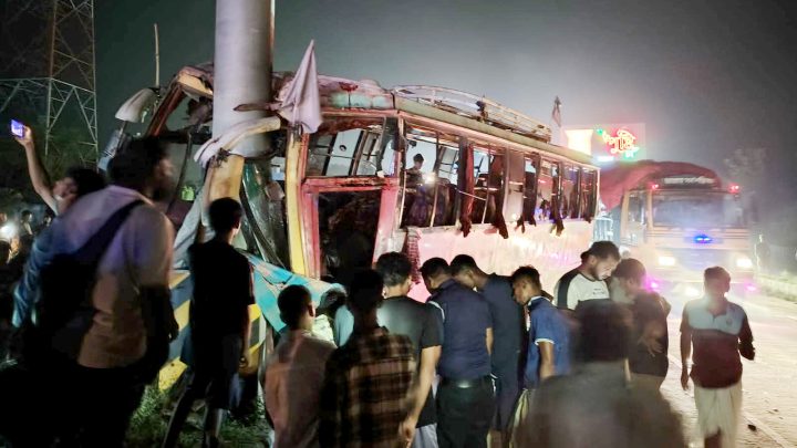 চাকার বিকট বিস্ফোরণে ছিন্নভিন্ন বাস, প্রাণ গেল এক নারীর, আহত ১৫