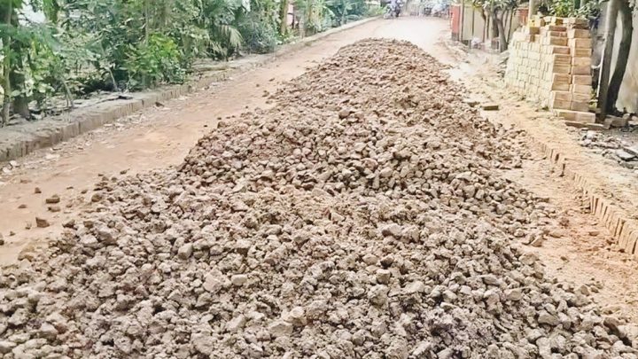 সংস্কারে নিম্নমানের ইট বালি, সড়কের কাজ বন্ধ