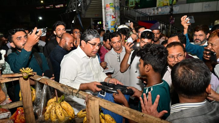 শাহবাগে যত্রতত্র ময়লা ফেলা বন্ধে প্রতিমন্ত্রীর ঝটিকা অভিযান
