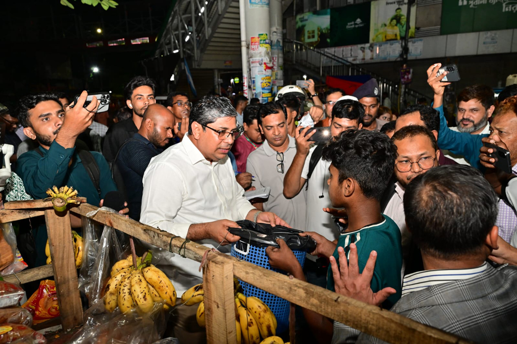 শাহবাগে যত্রতত্র ময়লা ফেলা বন্ধে প্রতিমন্ত্রীর ঝটিকা অভিযান