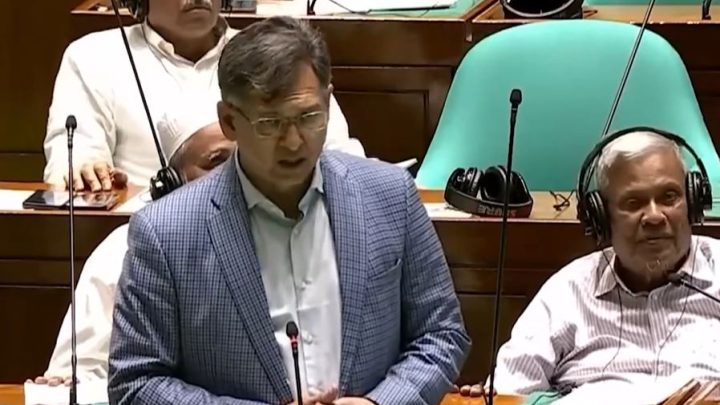 দুর্নীতি সব জায়গায়, তবে ঘুরে ফিরে সব দোষ রাজনীতিবিদের: স্বরাষ্ট্রমন্ত্রী