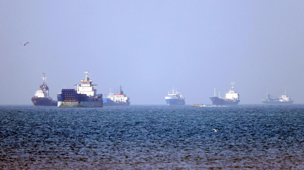 ships-escape-Strait-of-Hormuz
