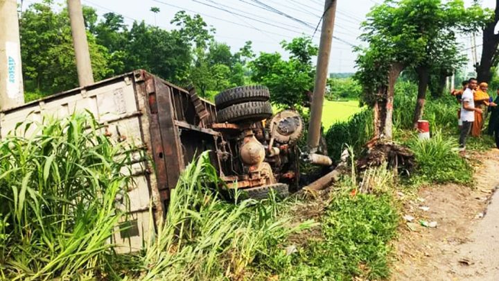 সোনারগাঁয়ে মহাসড়কে কাভার্ড ভ্যান উল্টে চালক নিহত