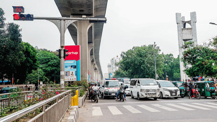 রাজধানীতে যান চলাচল: ক্যামেরার আতঙ্কে সড়কে শৃঙ্খলা