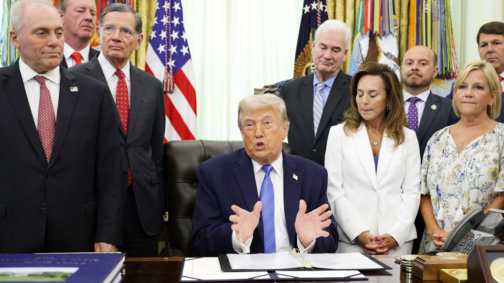trump-in-oval-office-ajker-patrika