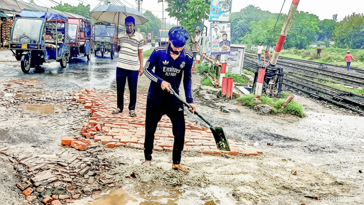 ঈশ্বরদী-বানেশ্বর সড়ক: ৪৭৫ কোটি টাকায় সংস্কার, দুই বছরেই গর্ত, খানাখন্দ