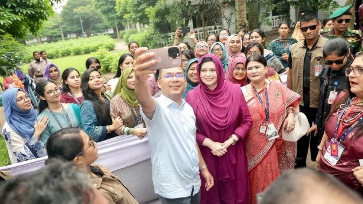 গাড়ি চালিয়ে ঢাকা মেডিকেলে প্রধানমন্ত্রী, শিক্ষার্থীদের সঙ্গে তুললেন সেলফি