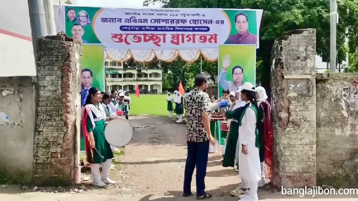 ছুটির দিনে শিক্ষার্থীদের রাস্তায় দাঁড় করিয়ে এমপিকে ঢাকঢোল বাজিয়ে অভ্যর্থনা