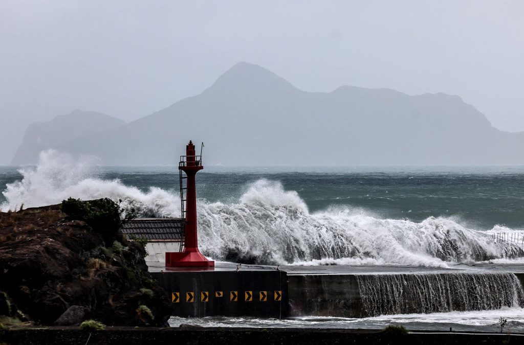 AFP__2Typhoon-ajker-patrika