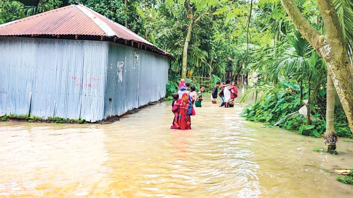 ভারী বৃষ্টিতে বাড়ছে নদ–নদীর পানি, উত্তর–দক্ষিণে বন্যার আশঙ্কা