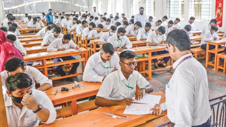 এইচএসসির পদার্থবিজ্ঞান প্রশ্নে ত্রুটির বিষয়ে ৪ শিক্ষককে শোকজ