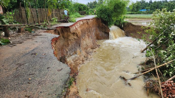খাগড়াছড়িতে পাহাড়ি ঢলে সড়ক বিলীন