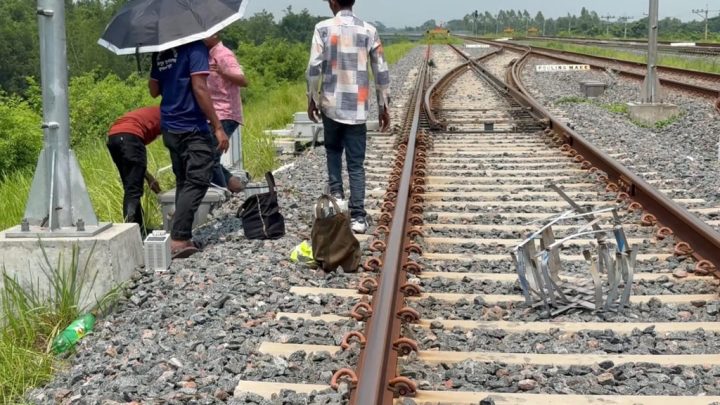 পদ্মা সেতু রেলপথ: বারবার চুরি হচ্ছে যন্ত্রাংশ, ঝুঁকিতে ট্রেন চলাচল