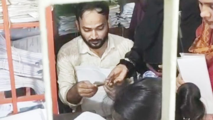 স্বরূপকাঠি সরকারি কলেজে প্রবেশপত্র বিতরণে অর্থ আদায়ের অভিযোগ