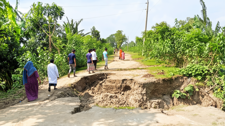 টানা বর্ষণে বিভিন্ন স্থানে বাঁধের সড়কে ধস