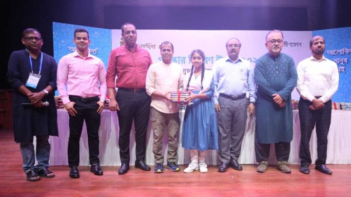 বই পড়ে পুরস্কার পেল ব‌রিশা‌লের ২৭৭৬ শিক্ষার্থী