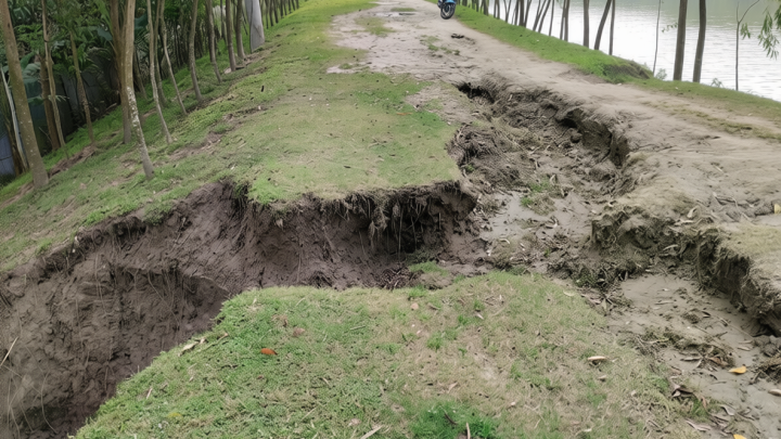 গাইবান্ধা শহর রক্ষা বাঁধের ২৫ স্থানে ধস, উদ্বিগ্ন শহরবাসী