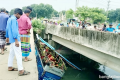 মানিকগঞ্জে সেলফি পরিবহনের বাস খালে পড়ে নিহত ১, আহত অন্তত ৪০
