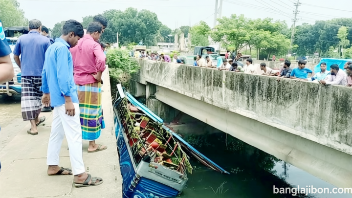 মানিকগঞ্জে সেলফি পরিবহনের বাস খালে পড়ে নিহত ১, আহত অন্তত ৪০