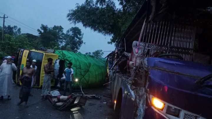 কুমিল্লায় বিকল ট্রাকে বাসের ধাক্কা, নিহত ১, আহত ১০