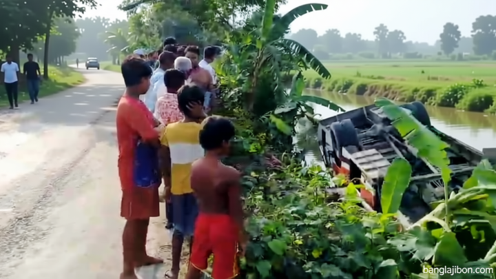 কুষ্টিয়ায় যাত্রীবাহী বাস উল্টে পুকুরে, আহত ২৫