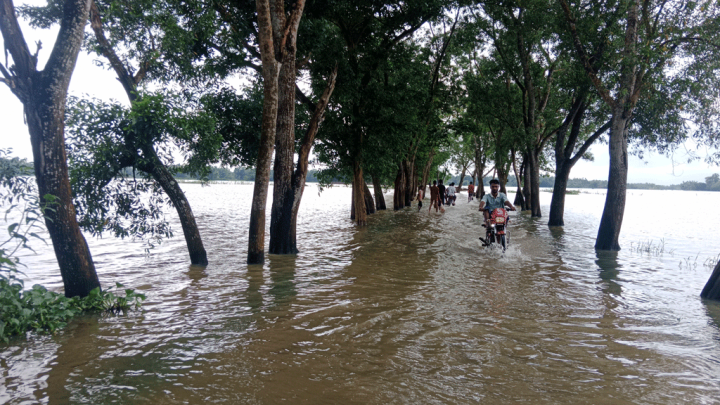 উত্তাল মনু নদ: মৌলভীবাজারে বন্যায় চার উপজেলার ৫ হাজার পরিবার পানিবন্দী