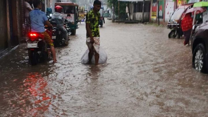 গাইবান্ধায় ১০১ মিলিমিটার বৃষ্টিতে তীব্র জলাবদ্ধতা, দুর্ভোগে নগরবাসী