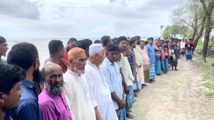 কোম্পানীগঞ্জে নদীভাঙন রোধে স্লুইসগেট নির্মাণ ও জিও ব্যাগ ফেলার দাবিতে মানববন্ধন