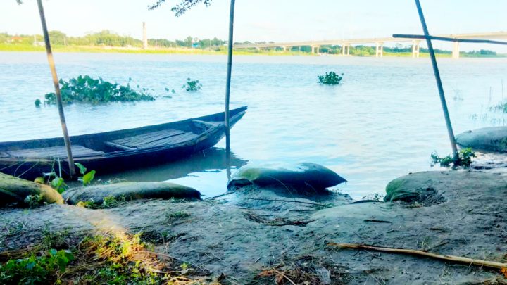 মাদারীপুরে নদীর পানি বৃদ্ধি পাওয়ায় বেড়েছে ভাঙন, আতঙ্কে পাড়ের মানুষ