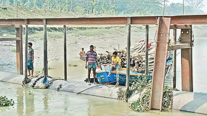নদে ওয়াসার পাইপ বন্ধ নৌযান চলাচল
