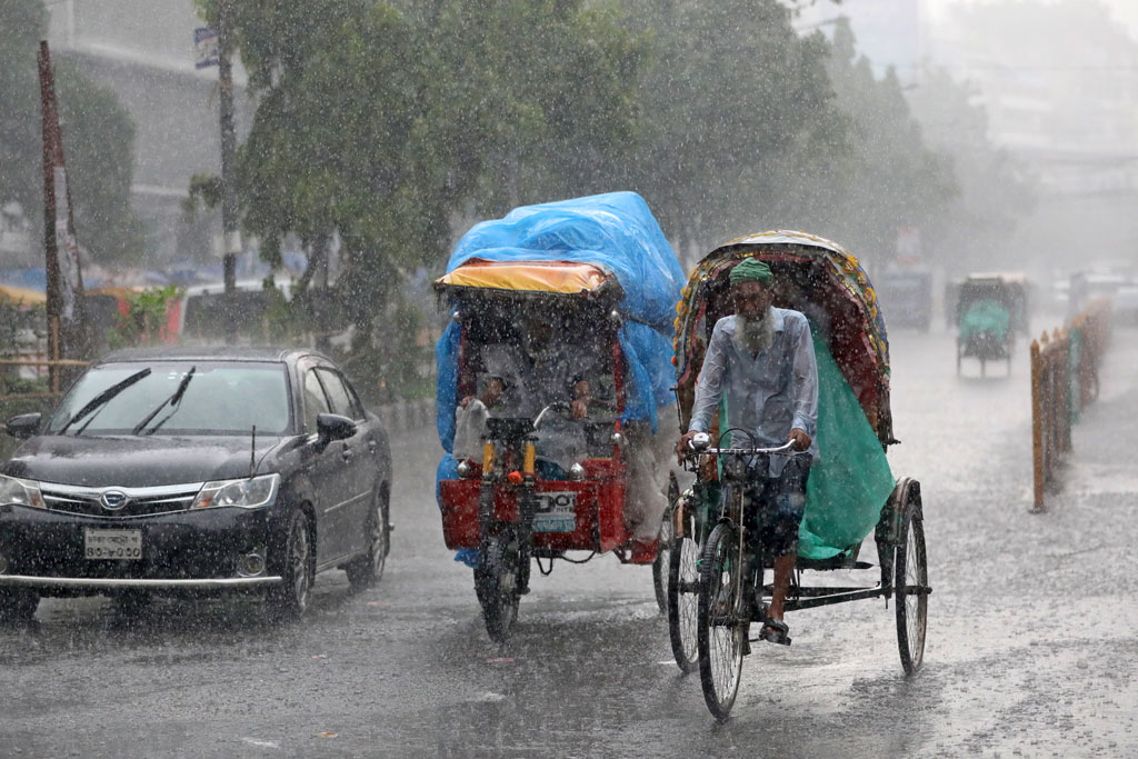 দেশজুড়ে ভারী বৃষ্টিপাত, বাড়ছে ভূমিধসের আশঙ্কা