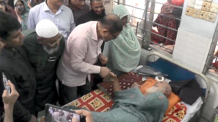 সাতক্ষীরার তিন হাসপাতালে হঠাৎ স্বাস্থ্যমন্ত্রী, দুই চিকিৎসক ও এক নিরাপত্তাকর্মীর বিরুদ্ধে ব্যবস্থা