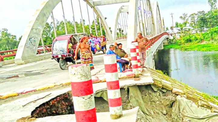 গাইবান্ধার সুন্দরগঞ্জ: সেতুর সংযোগ সড়কে ধস, জনমনে উদ্বেগ