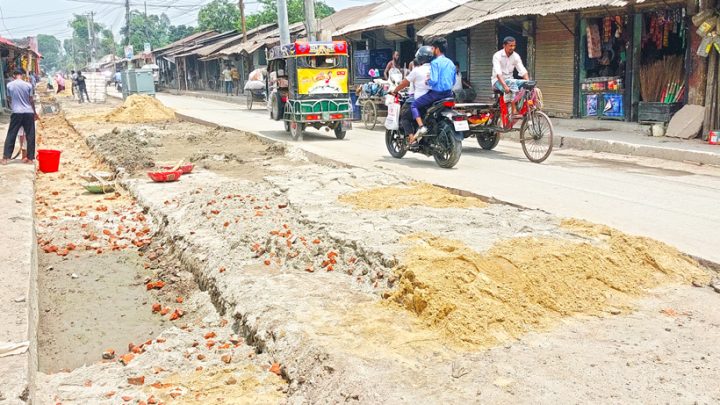 নীলফামারীর সৈয়দপুর: দুই সড়ক সংস্কার কাজে ধীরগতি, ভোগান্তি