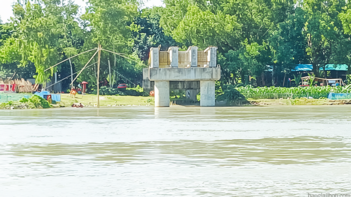 টাঙ্গাইলের কালিহাতী: তিন খুঁটিতে ছয় বছর পার