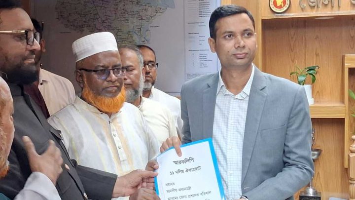 লোডশেডিংয়ের প্রতিবাদে বরিশালে ১১ দলের অবস্থান, স্মারকলিপি