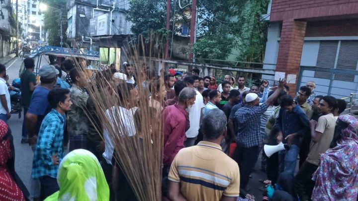 অলিম্পিক সিমেন্ট কারখানা: বরিশালে বকেয়া বেতন না পেয়ে শ্রমিকদের বিক্ষোভ