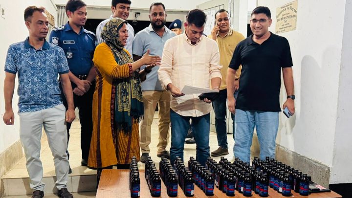 পুলিশের ধাওয়া খেয়ে খাদে মাইক্রোবাস, ১৩০ কেজি গাঁজা উদ্ধার