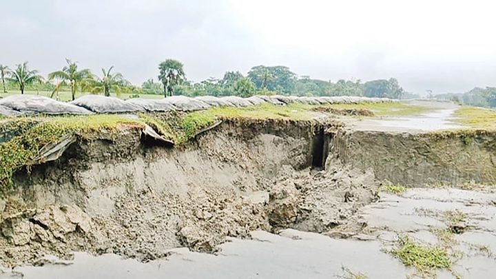 ভোলার মনপুরা: হাজার কোটির বেড়িবাঁধে ধস