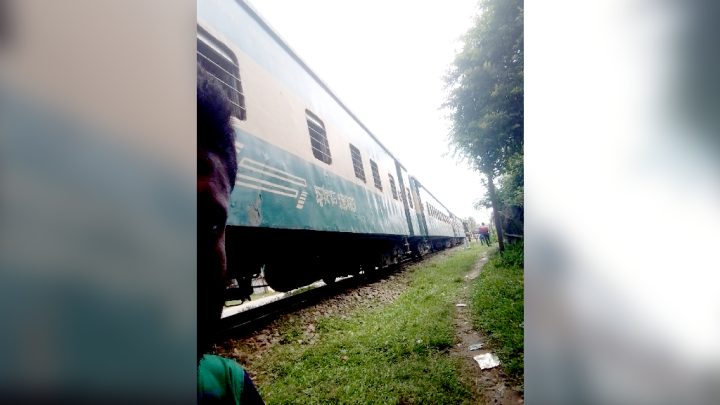 গফরগাঁওয়ে অগ্নিবীনা এক্সপ্রেসের ইঞ্জিন বিকল