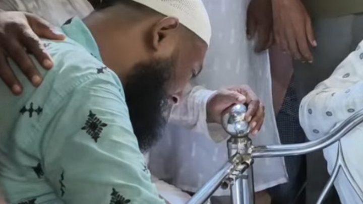 প্যারোলে মুক্তি পেয়ে বাবার জানাজায় সাবেক ছাত্রলীগ সভাপতি
